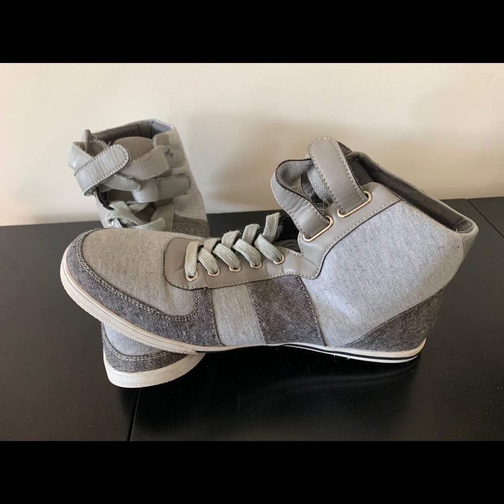 Also causal sneakers